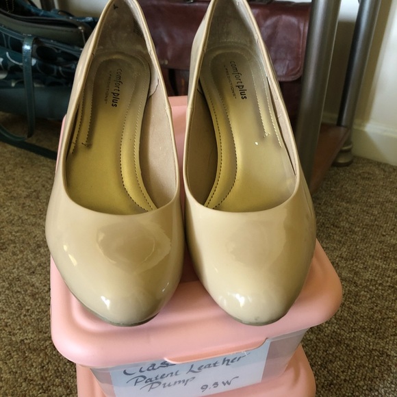 9.5 W Classic Nude Patent Leather Pump - Picture 2 of 4